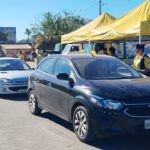 Veículos passam por uma ação de trânsito na Avenida Hélio Prates