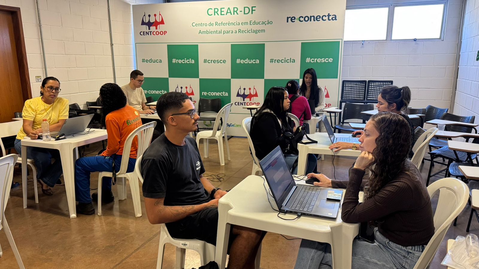Cras Móvel atende famílias de catadores de recicláveis na Estrutural