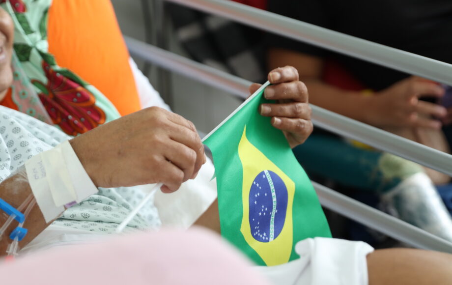 Hospital de Base leva clima de Copa a pacientes em tratamento de câncer