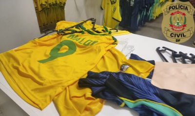 Operação no DF apreende mais de 1 tonelada de camisas falsificadas e prende três pessoas
