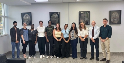 PCDF recebe estudantes do Reino Unido em visita sobre ciências forenses