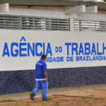 Fachada da Agência do Trabalhador de Brazlândia com uma pessoa caminhando em frente à unidade