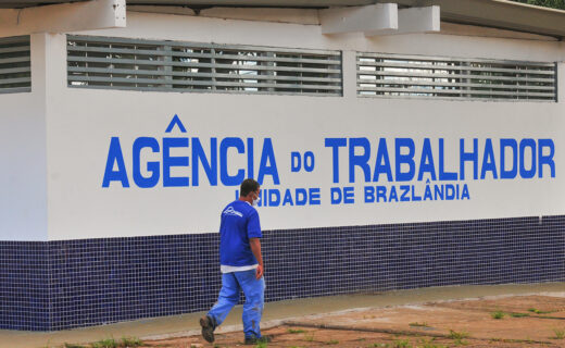 Fachada da Agência do Trabalhador de Brazlândia com uma pessoa caminhando em frente à unidade