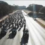 Comboio com centenas de motociclistas percorre uma via de Brasília