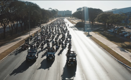 Comboio com centenas de motociclistas percorre uma via de Brasília