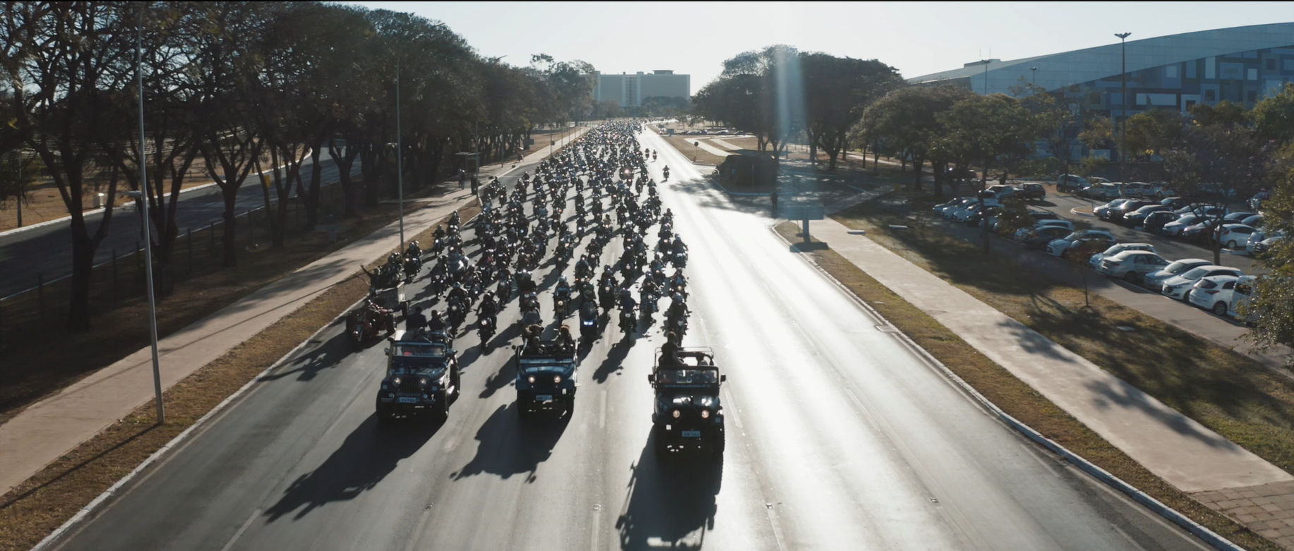 Comboio com centenas de motociclistas percorre uma via de Brasília