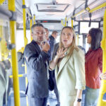 Representantes do GDF observam o interior de um ônibus do transporte público do DF