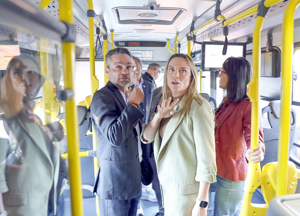 Representantes do GDF observam o interior de um ônibus do transporte público do DF