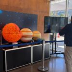Visitante observa modelos do Sol e de planetas em exposição no Planetário de Brasília