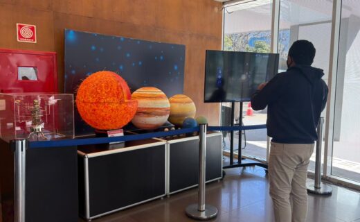 Visitante observa modelos do Sol e de planetas em exposição no Planetário de Brasília