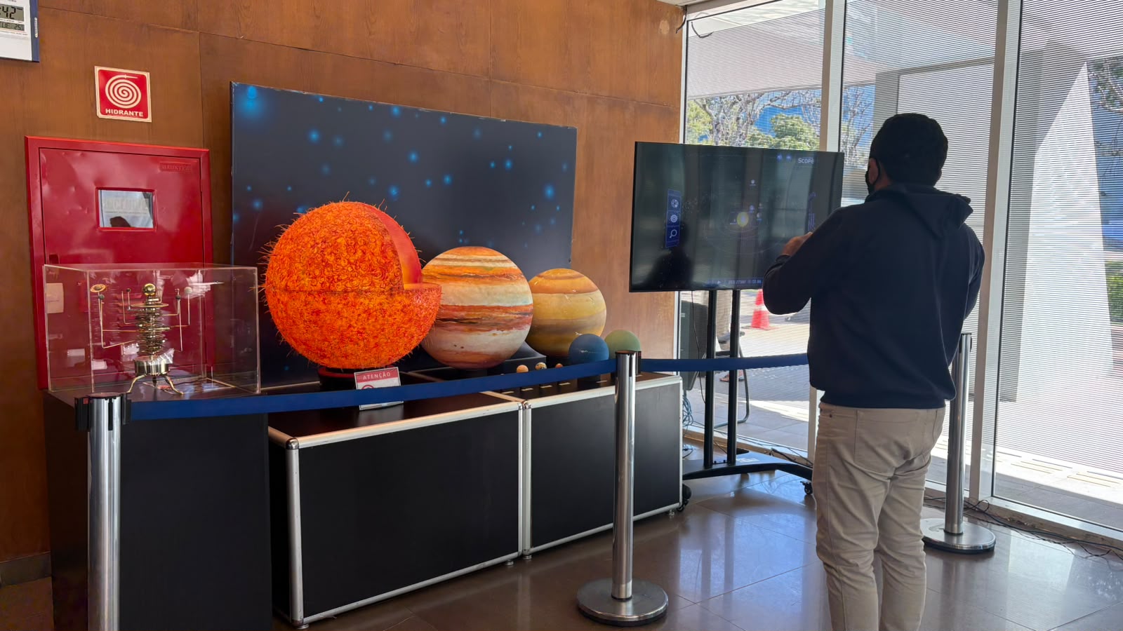 Visitante observa modelos do Sol e de planetas em exposição no Planetário de Brasília