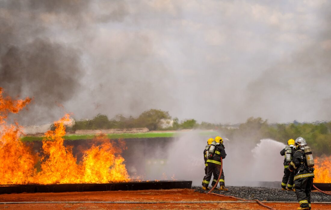 Bombeiros combatem chamas durante treinamento de emergência