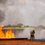 Bombeiros combatem chamas durante treinamento de emergência