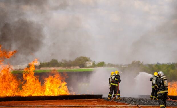 Bombeiros combatem chamas durante treinamento de emergência