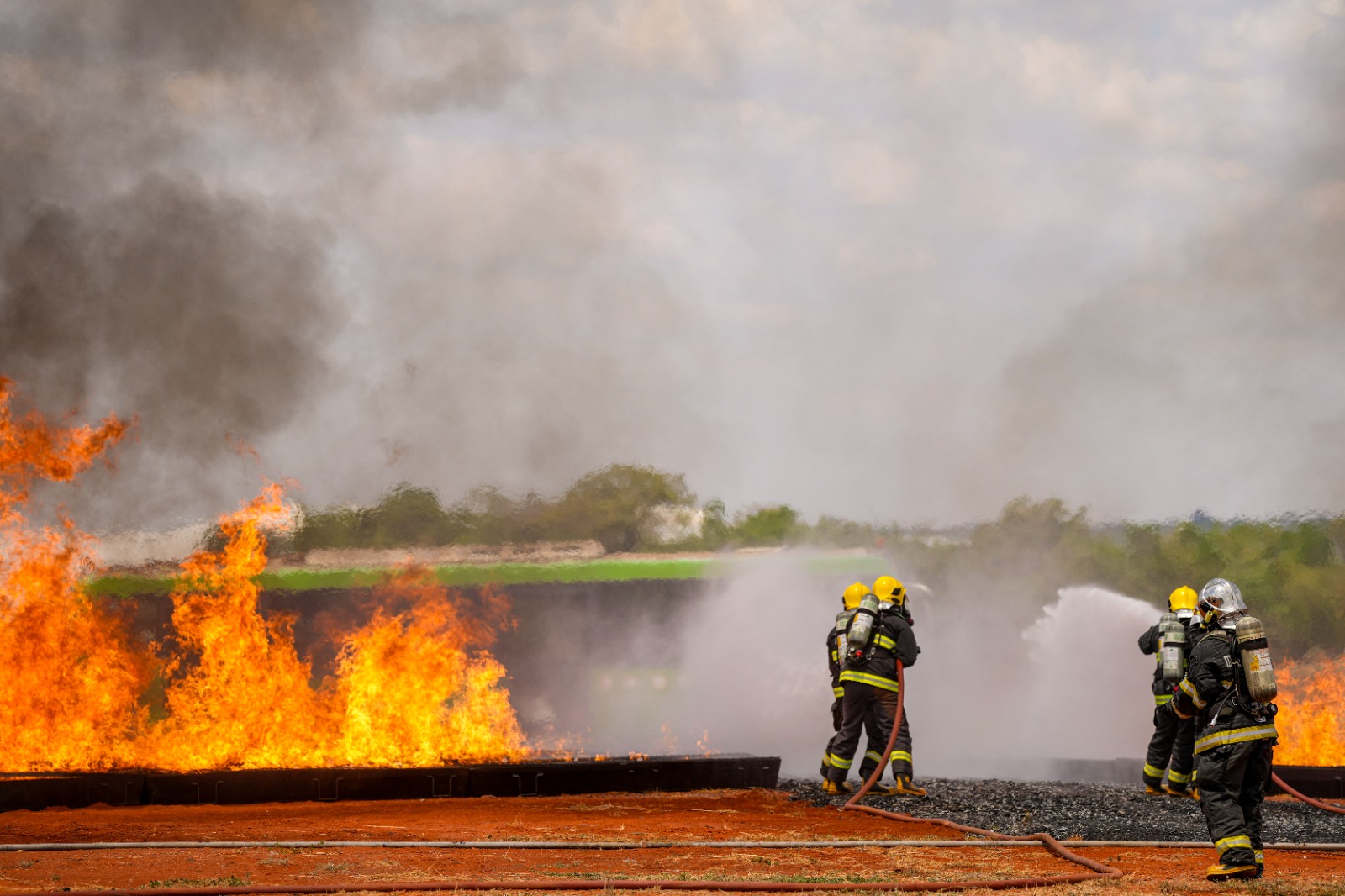Bombeiros combatem chamas durante treinamento de emergência