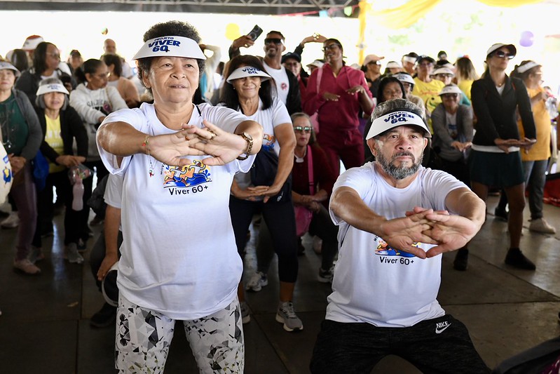 Pessoas idosas participam de atividade física coletiva do programa Viver 60+