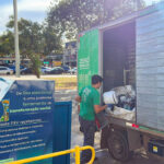 Trabalhador recolhe equipamentos eletrônicos em um ponto de entrega voluntária no Distrito Federal