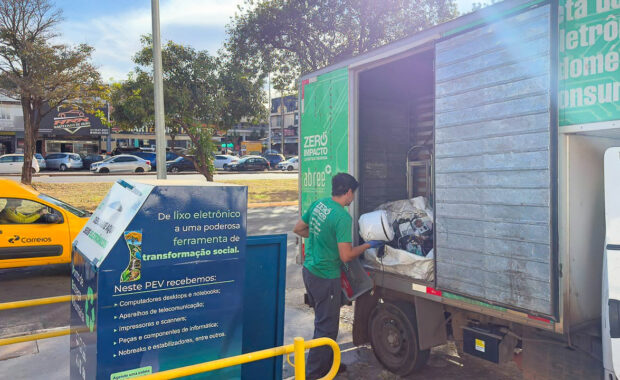 Trabalhador recolhe equipamentos eletrônicos em um ponto de entrega voluntária no Distrito Federal