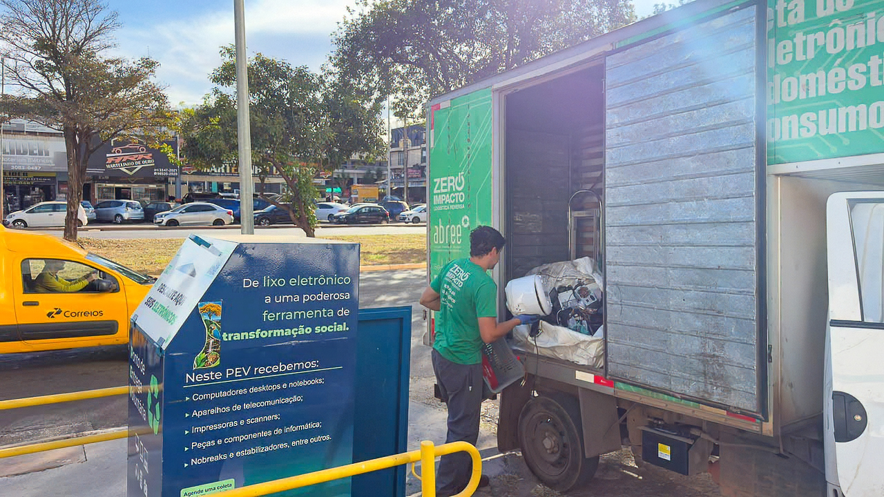 Trabalhador recolhe equipamentos eletrônicos em um ponto de entrega voluntária no Distrito Federal