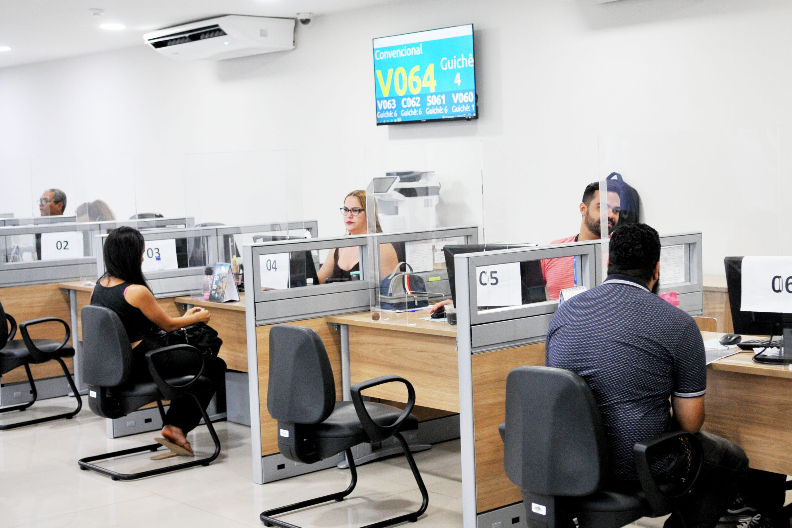 Candidatos recebem atendimento nos guichês de uma agência do trabalhador