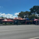 Barracas de vendedores ambulantes instaladas ao lado de uma via do Distrito Federal