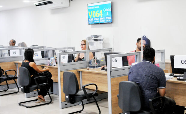 Candidatos recebem atendimento nos guichês de uma agência do trabalhador