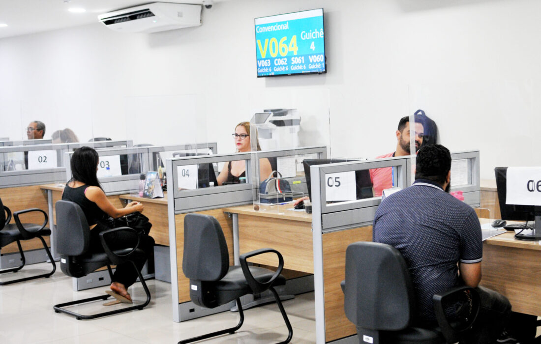 Candidatos aguardam atendimento em uma agência do trabalhador do Distrito Federal