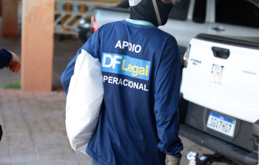Servidor da DF Legal transporta pertences durante uma ação de acolhimento