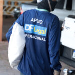 Servidor da DF Legal transporta pertences durante uma ação de acolhimento