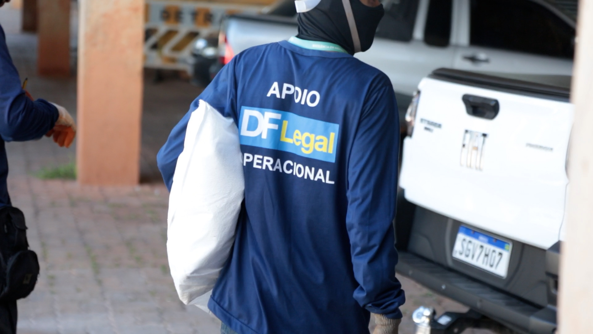 Servidor da DF Legal transporta pertences durante uma ação de acolhimento