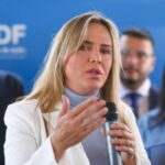 Governadora Celina Leão fala ao microfone durante evento no Distrito Federal