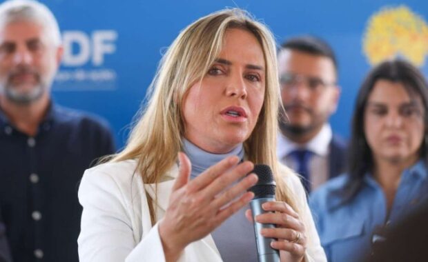 Governadora Celina Leão fala ao microfone durante evento no Distrito Federal
