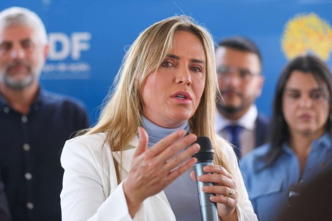 Governadora Celina Leão fala ao microfone durante evento no Distrito Federal