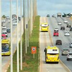 Ônibus do BRT circulam pelo corredor exclusivo ao lado do trânsito na Epia