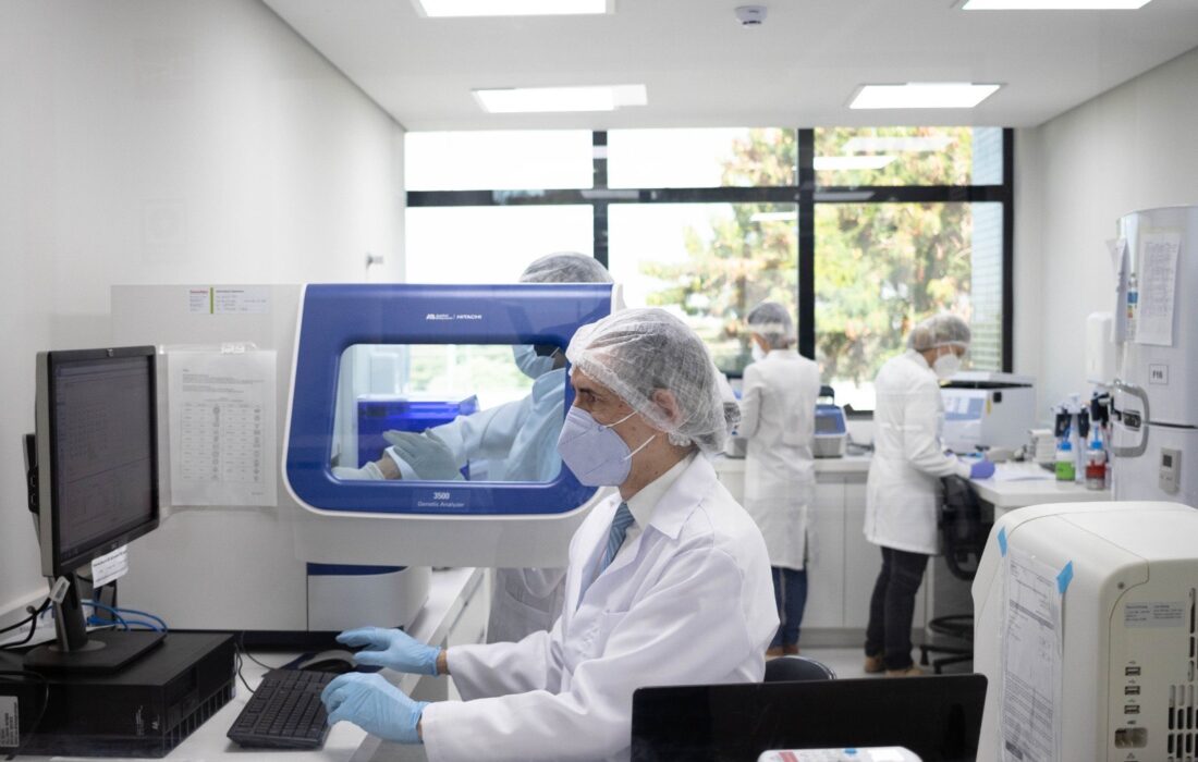Peritos trabalham em laboratório equipado para análise de perfis genéticos