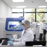 Peritos trabalham em laboratório equipado para análise de perfis genéticos