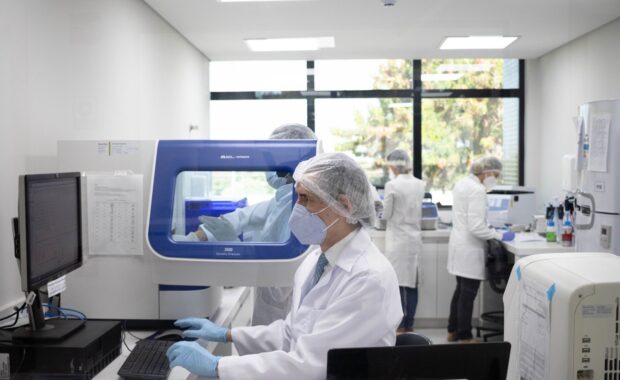 Peritos trabalham em laboratório equipado para análise de perfis genéticos