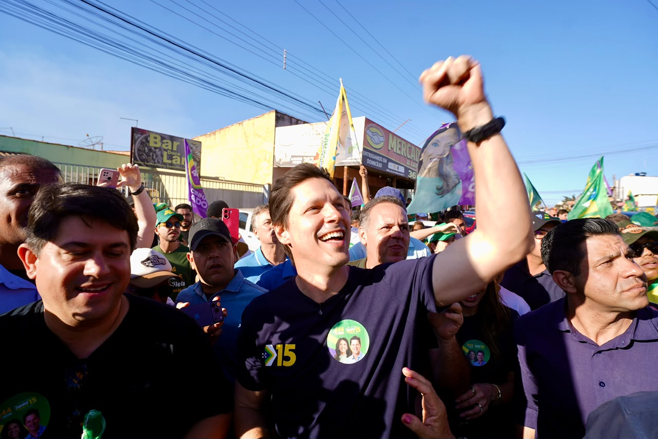 Daniel Vilela ergue o braço durante ato de campanha cercado por apoiadores
