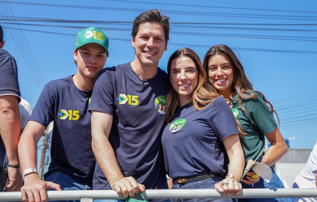 Daniel Vilela posa para foto ao lado de três apoiadores durante ato de campanha