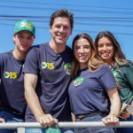Daniel Vilela posa para foto ao lado de três apoiadores durante ato de campanha