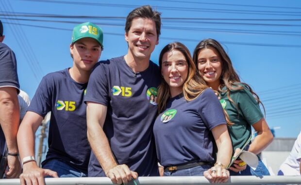 Daniel Vilela posa para foto ao lado de três apoiadores durante ato de campanha