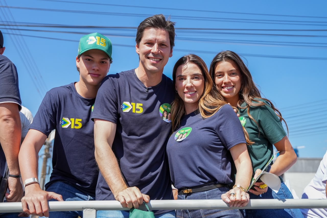Daniel Vilela posa para foto ao lado de três apoiadores durante ato de campanha