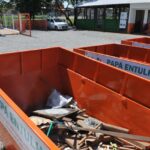 Contêineres de um papa-entulho do Distrito Federal destinados ao recebimento de resíduos