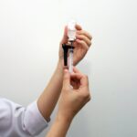 Profissional de saúde prepara uma dose de vacina em seringa
