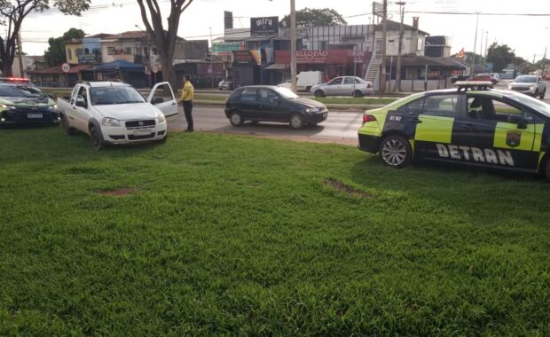 Veículos e agentes do Detran durante uma ação de fiscalização em uma via do DF