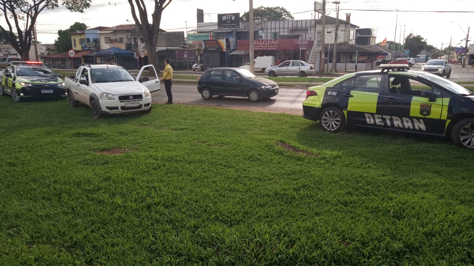 Veículos e agentes do Detran durante uma ação de fiscalização em uma via do DF