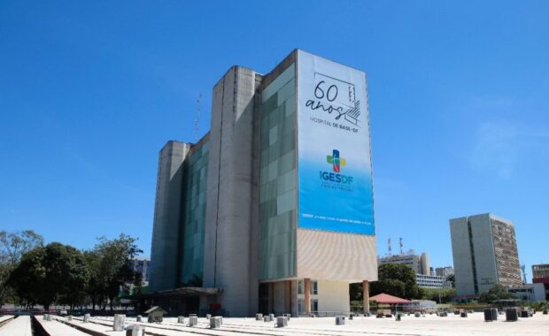 Fachada do Hospital de Base do Distrito Federal com identificação do IgesDF