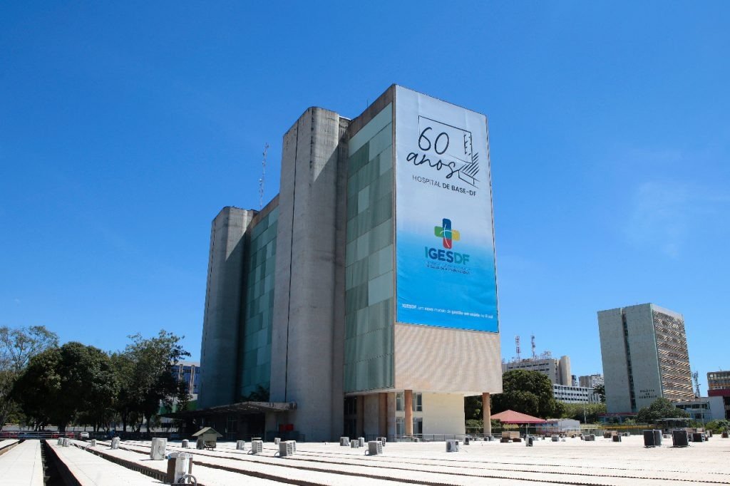 Fachada do Hospital de Base do Distrito Federal com identificação do IgesDF