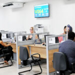 Pessoas recebem atendimento nos guichês de uma agência do trabalhador