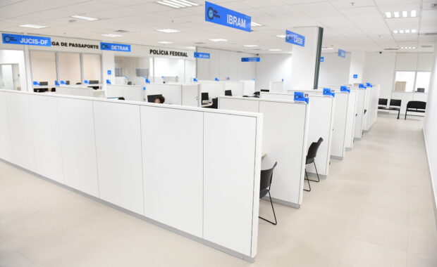 Área de atendimento do Na Hora Empresarial com guichês de diferentes órgãos públicos